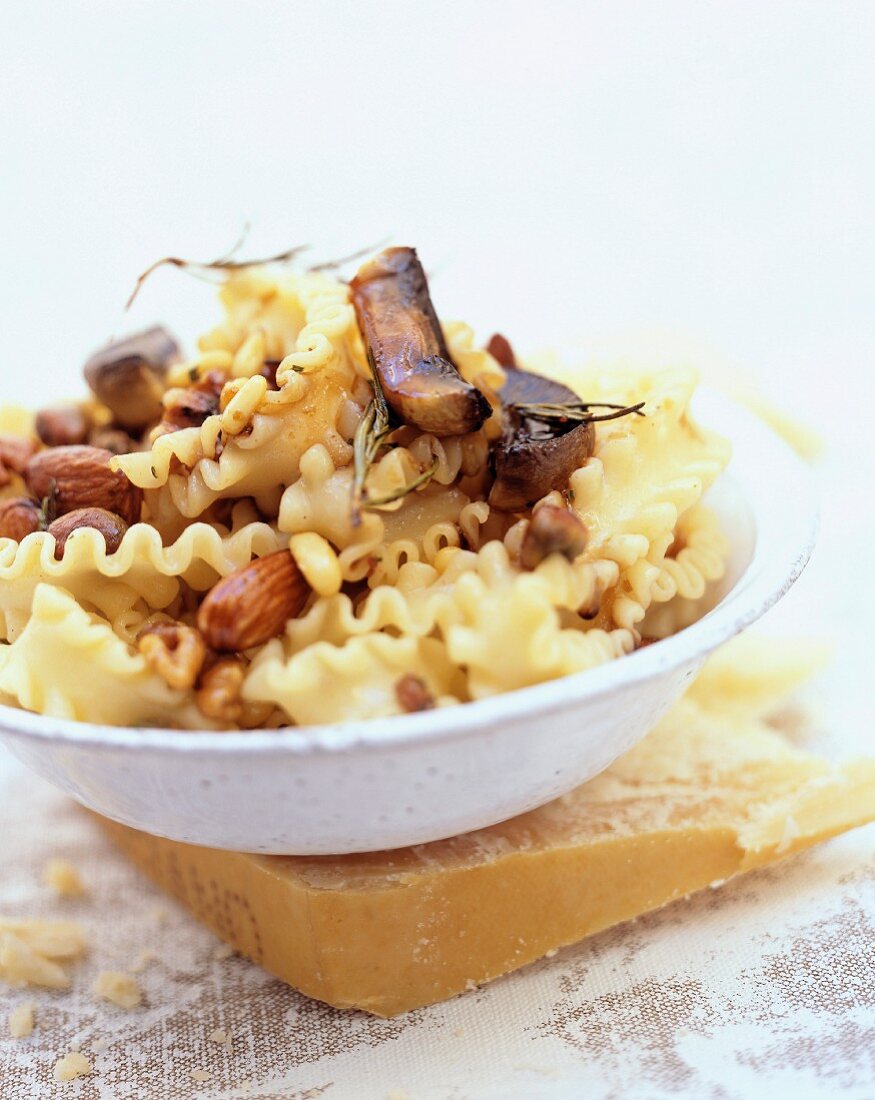 Nudeln mit Trockenfrüchten, Pilzen und Parmesan