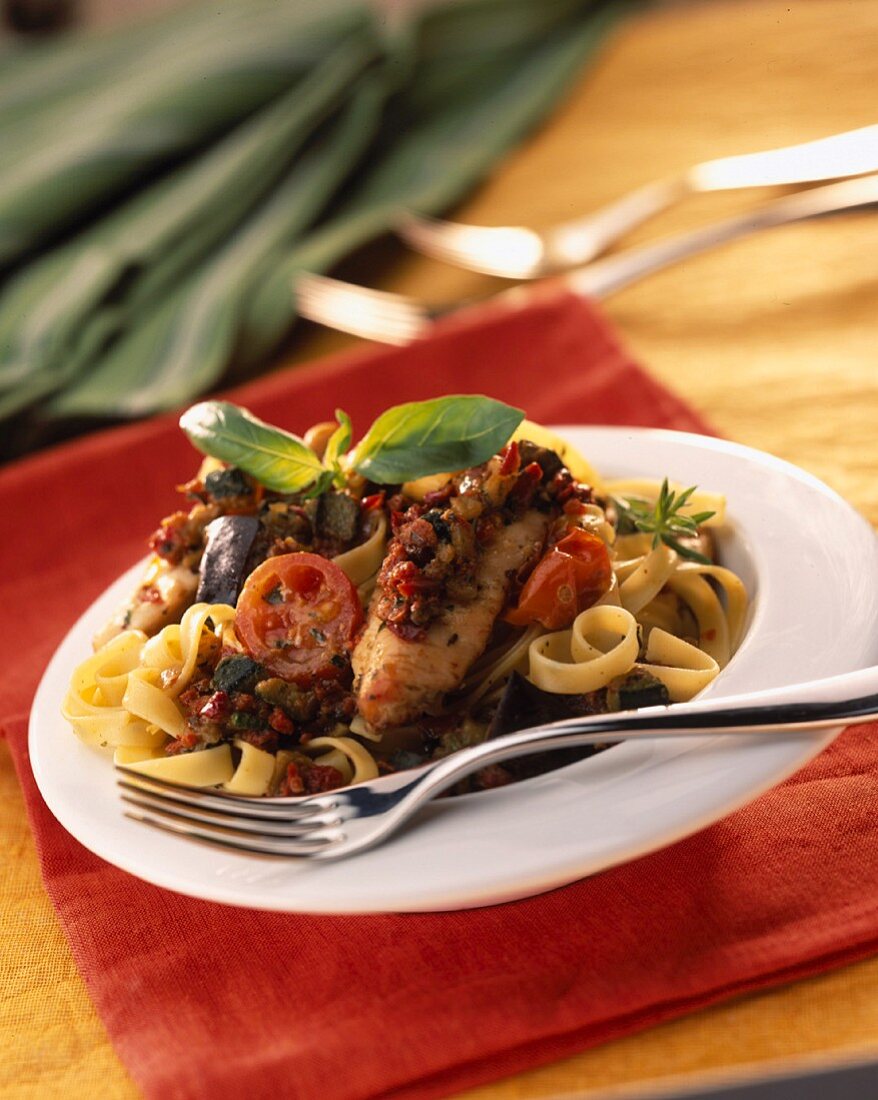 Tagliatelles with chicken and southern vegetables