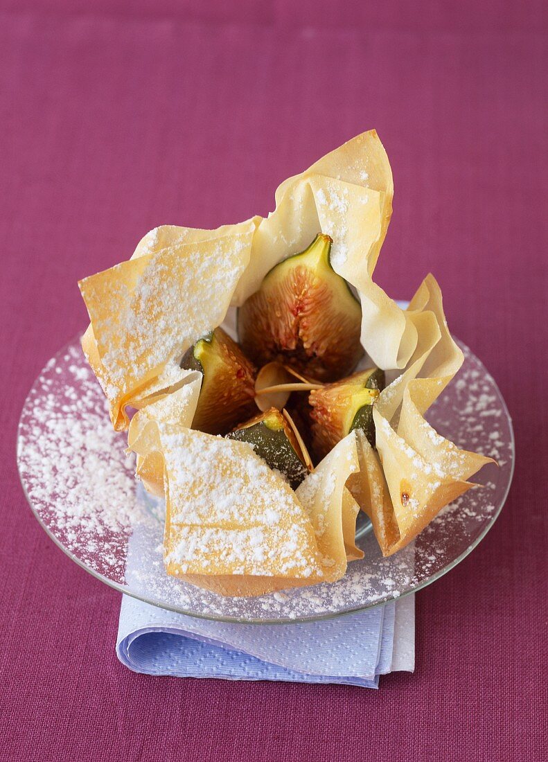 Papillote of figs in honey and grilled almonds