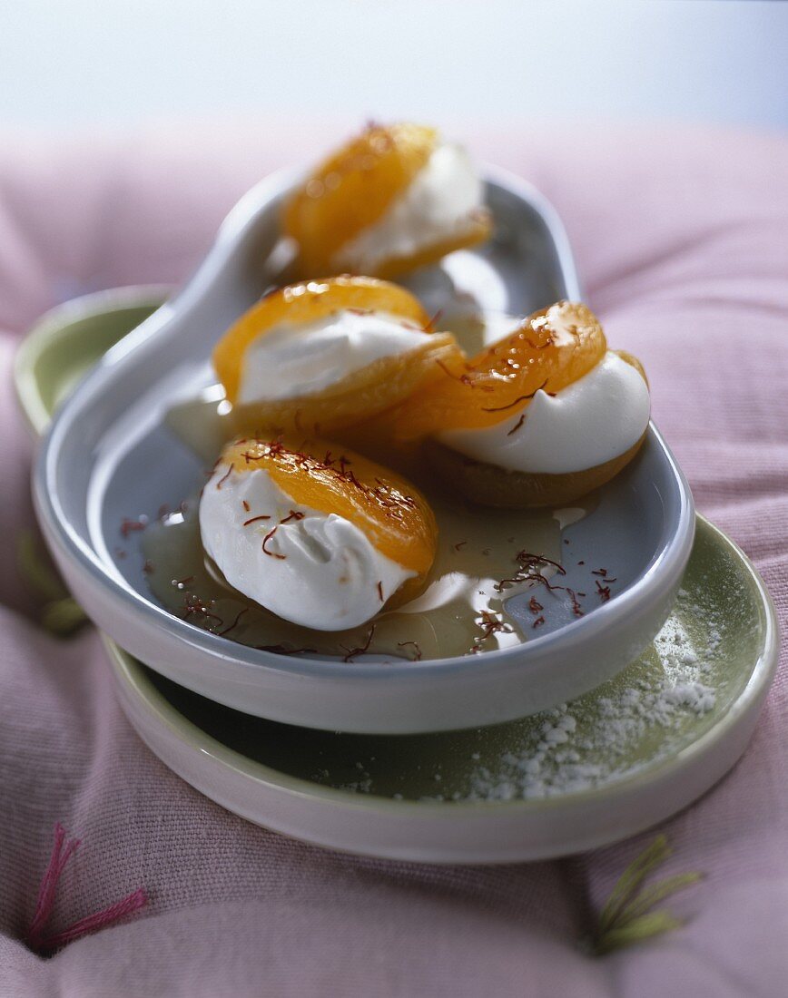 Aprikosen mit Mandeldrinksahne und Safrangelee