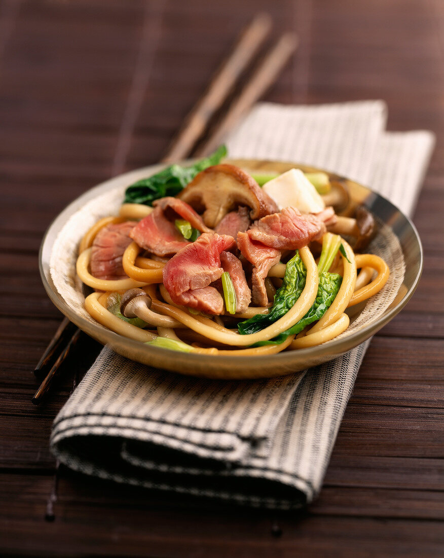 Sukiyaki mit Rindfleisch und Nudeln