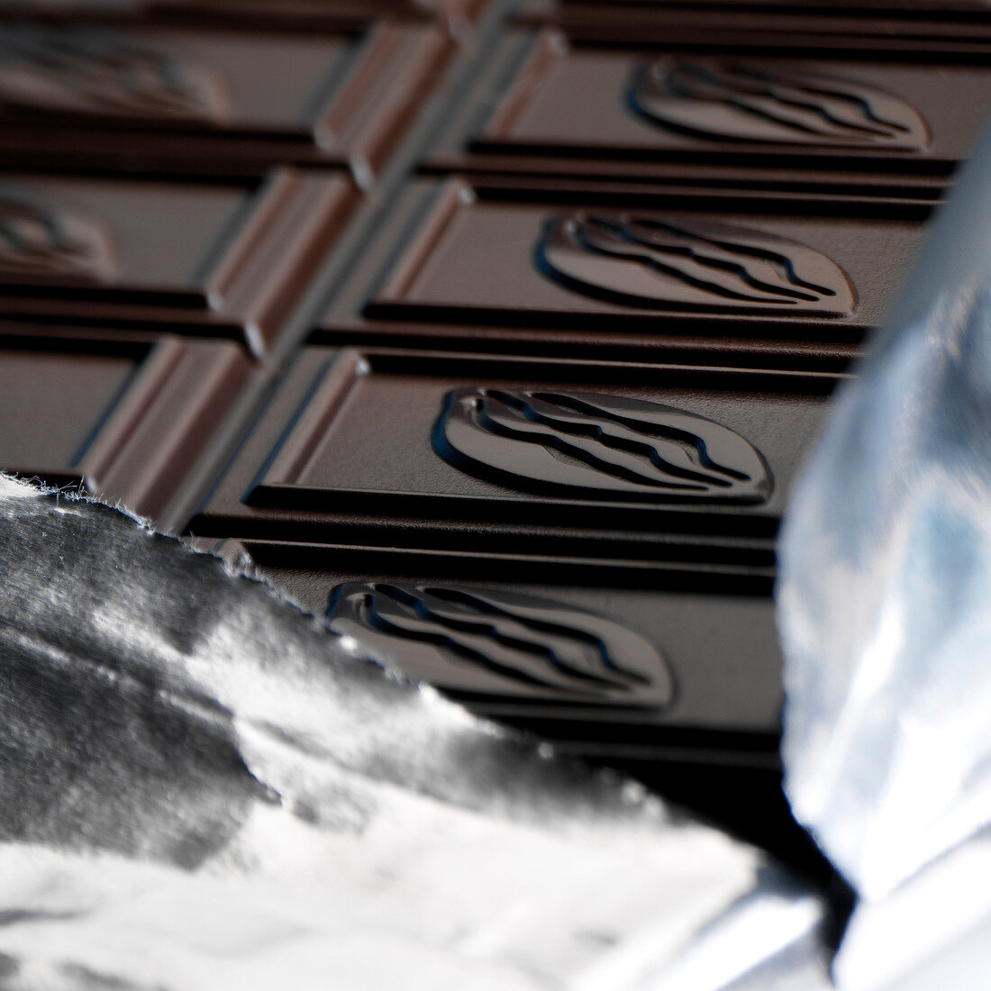 Tafel dunkle Schokolade auf Folie