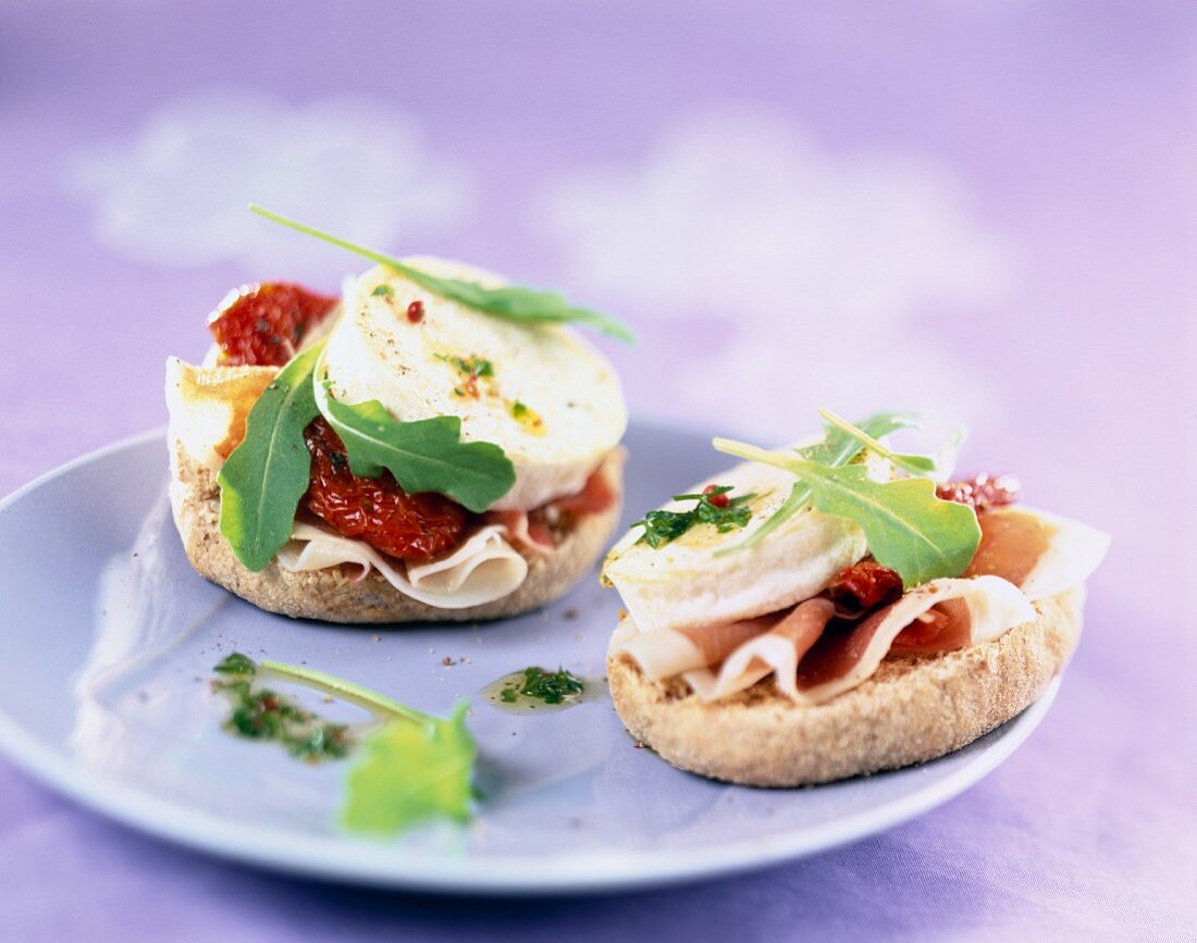 Mediterrane Muffins mit Ziegenkäse, Rohschinken und getrockneten Tomaten