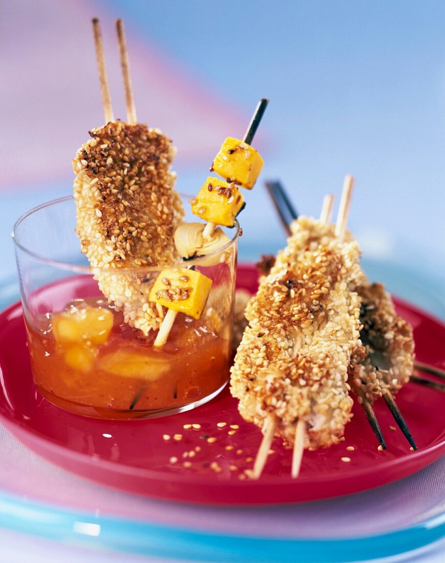 Chicken breast skewers with sesame seeds and mango chutney