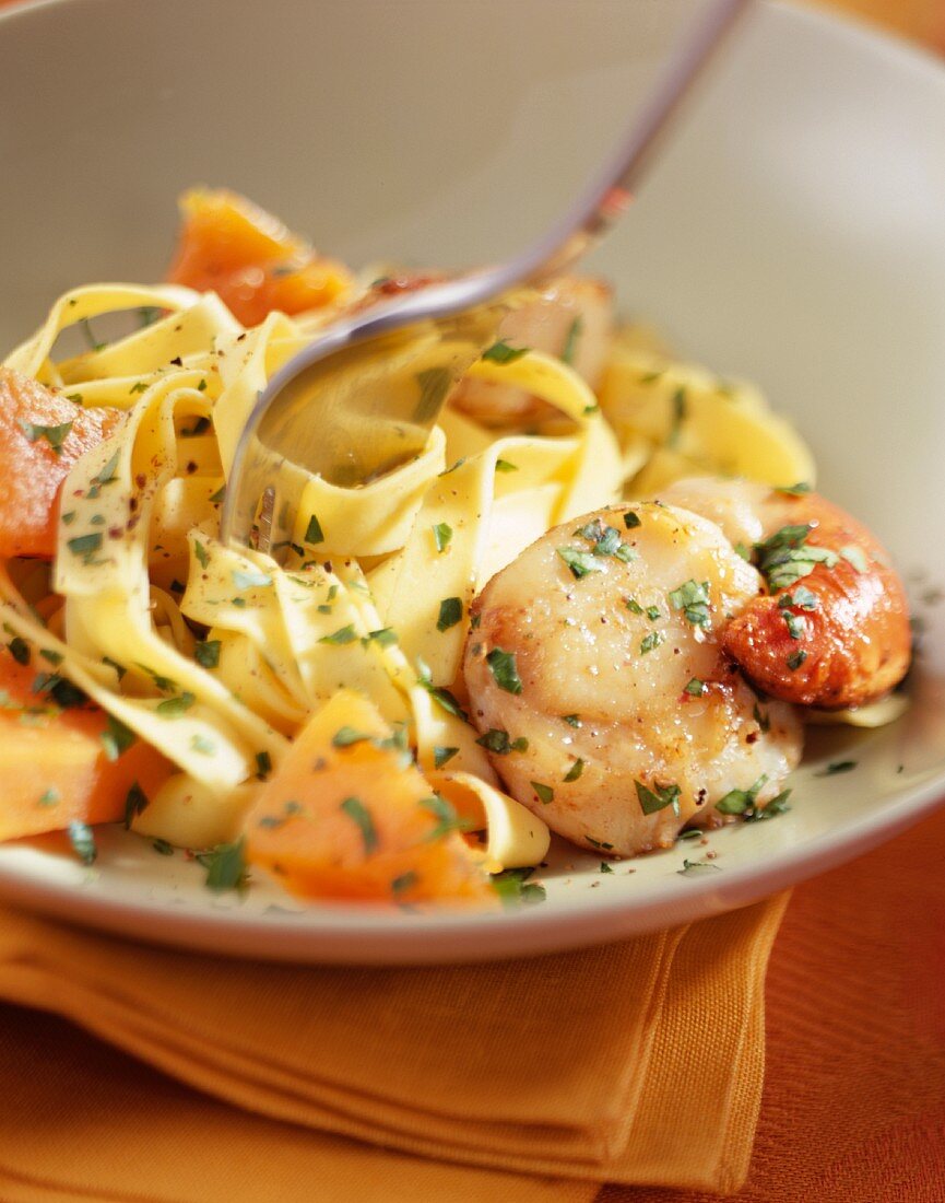 Tagliatelles with scallpos and pumpkin