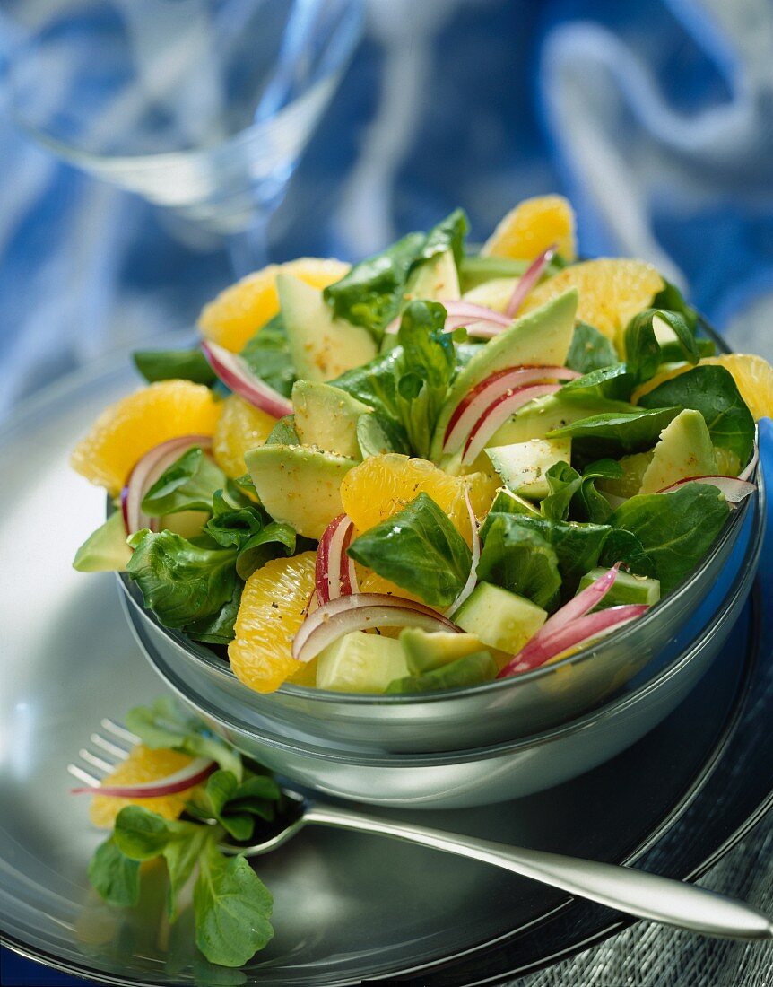 Feldsalat mit Avocado, Clementinen und Zwiebeln