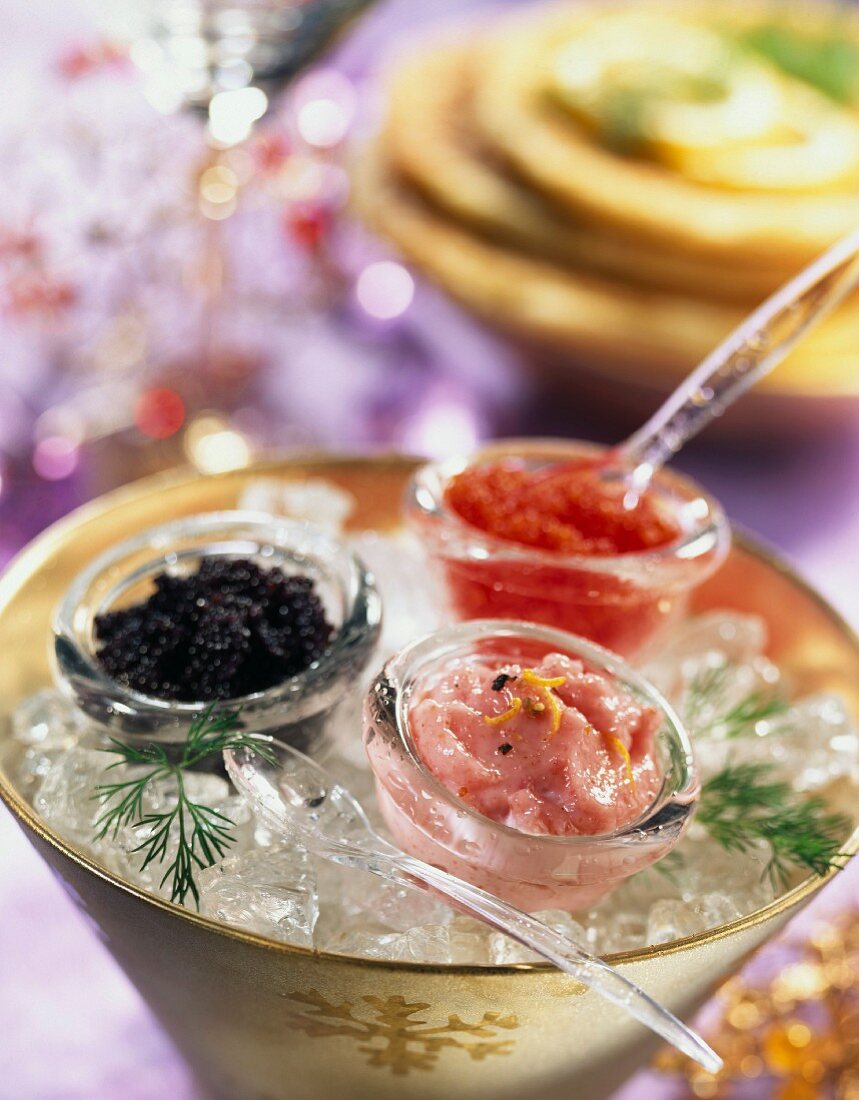 Tarama und Seehasen-Kaviar in Glasschälchen auf Eis