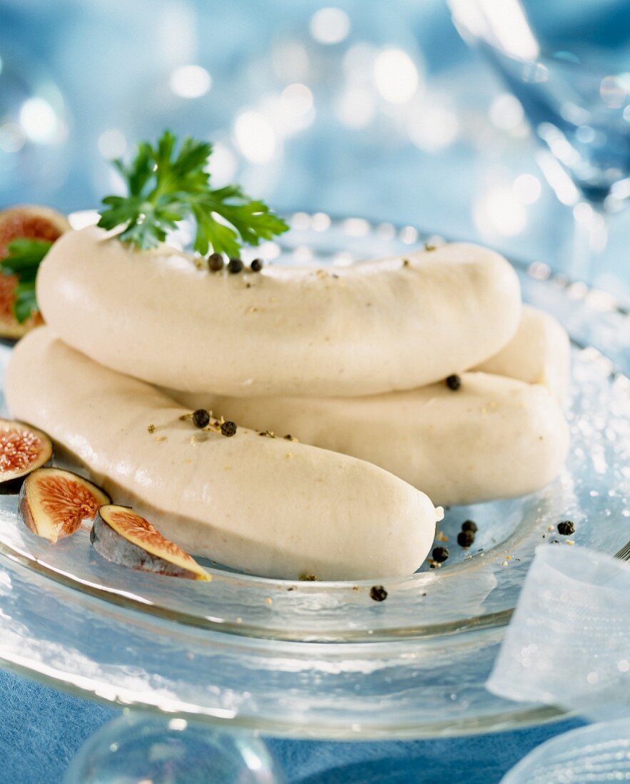 Weisswürste mit Feigen auf Servierplatte