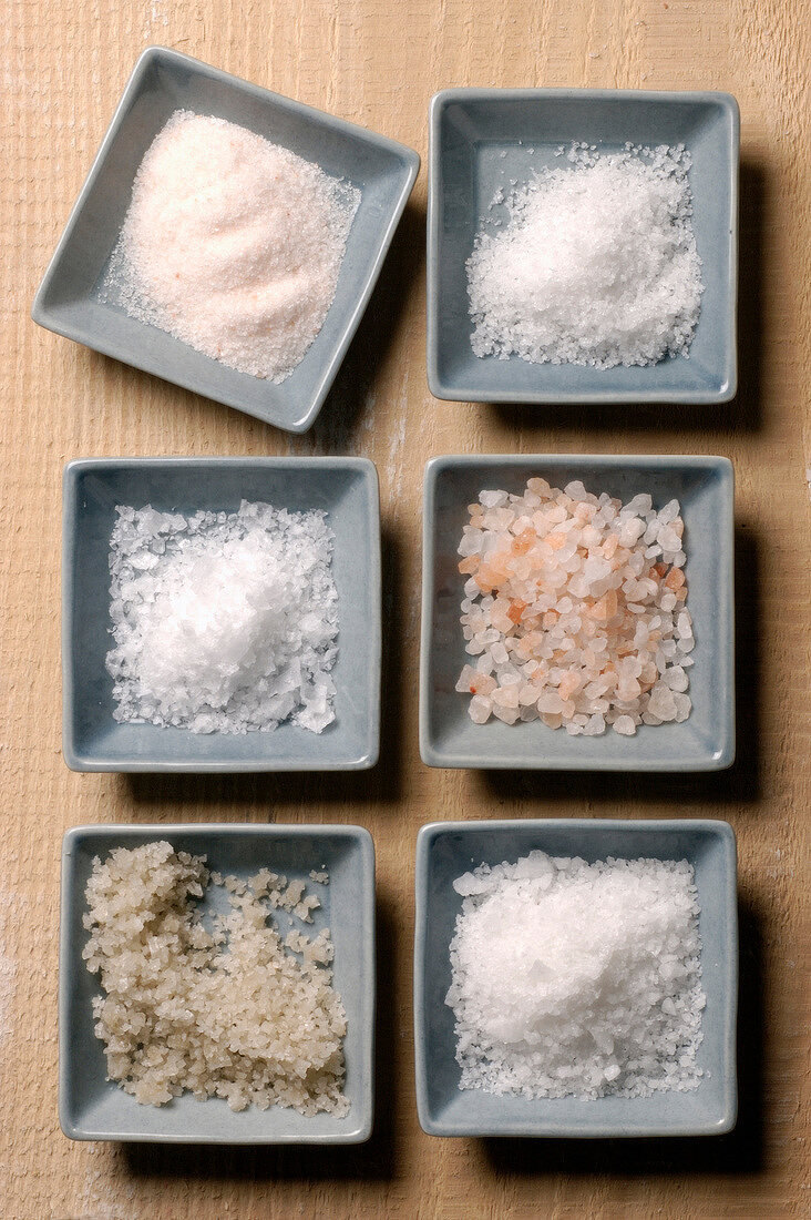 Kleine Schälchen mit verschiedenen Salzen