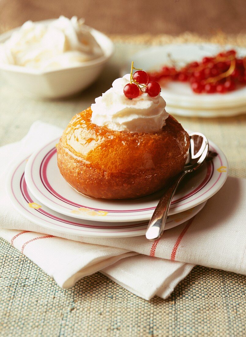 Baba au Rhum mit Schlagsahne