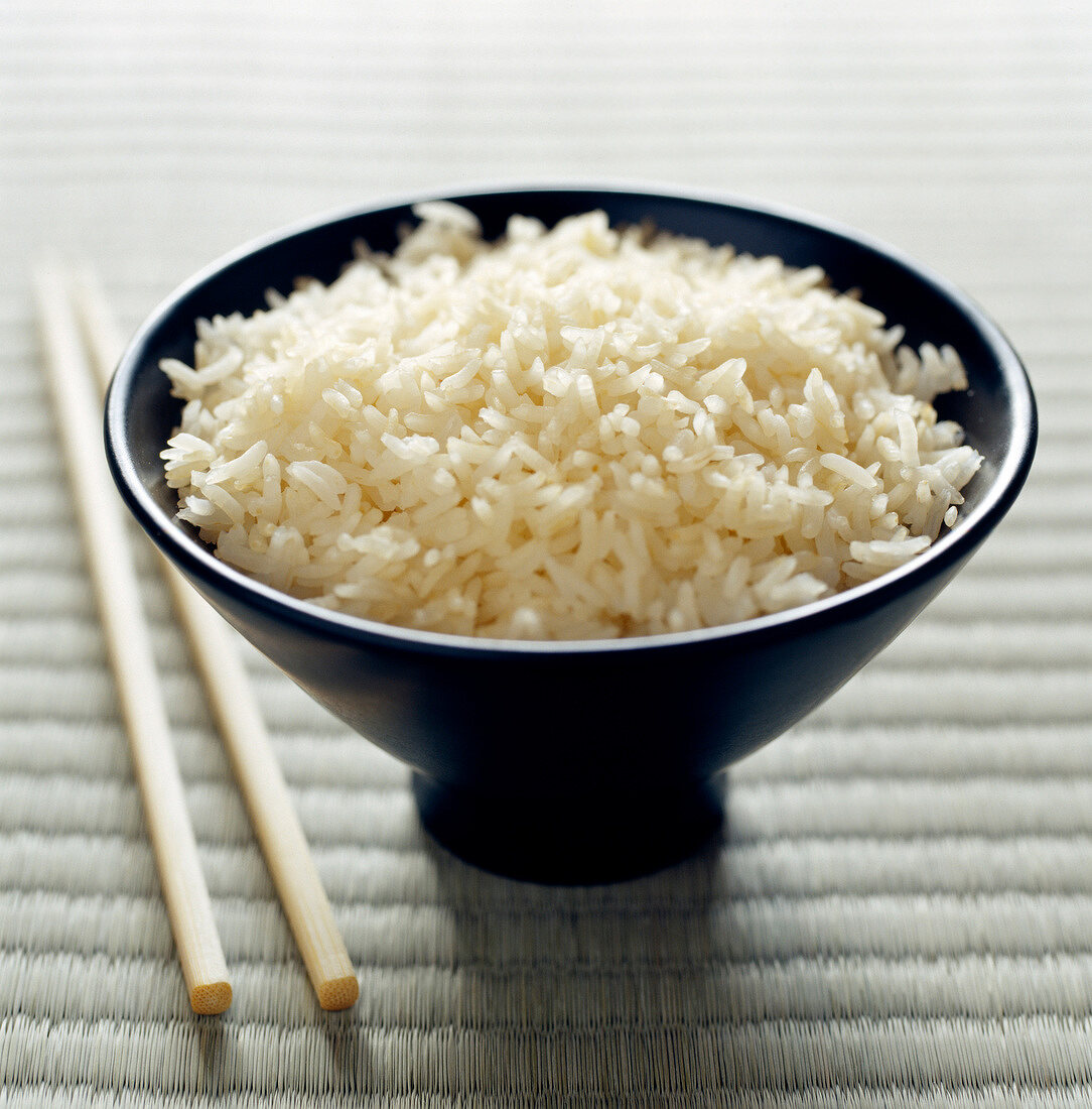 Japanischer Reis in schwarzer Schale