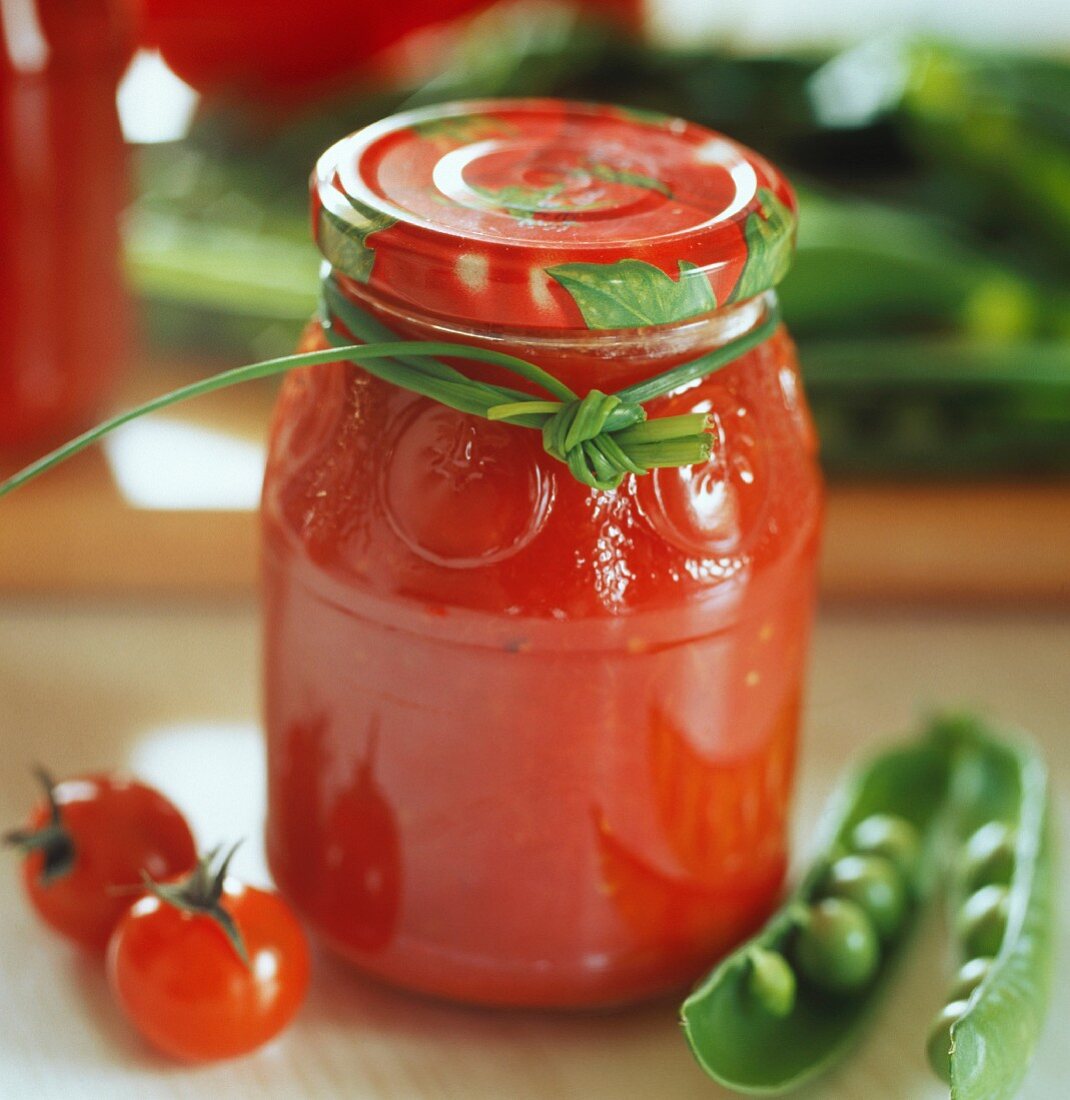 Ein Glas selbstgemachte Tomatensauce