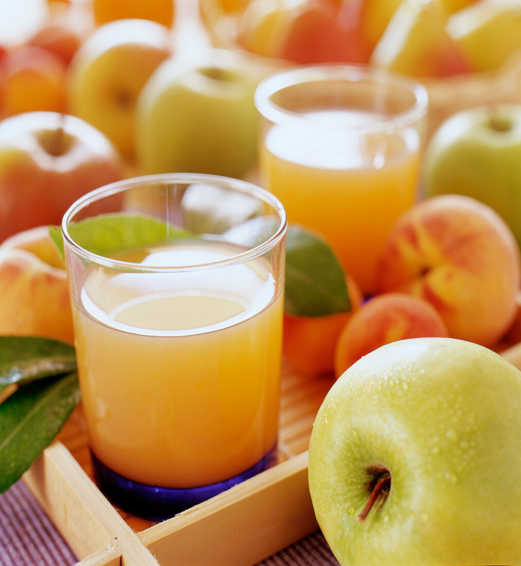 Frischer Obstsaft auf Tablett mit Obst