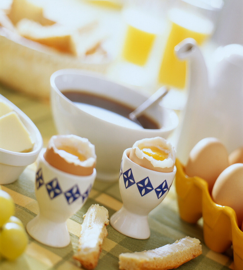 Frühstück mit Kaffee, Eiern und Buttertoast