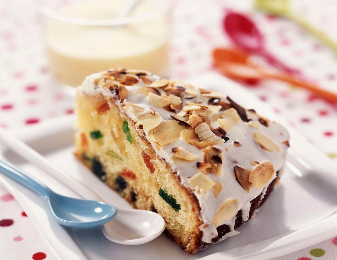 Yoghurt fruit cake