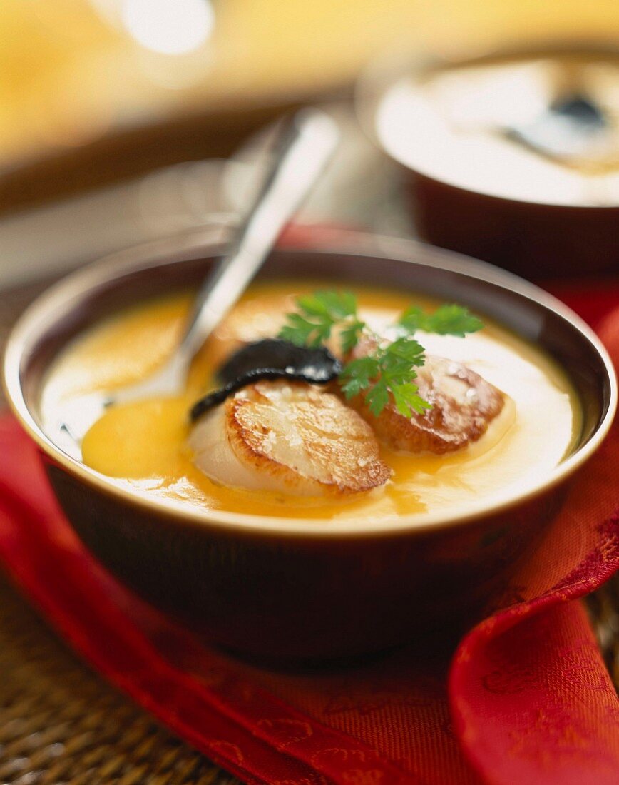 Pan-fried scallop cream soup with truffles