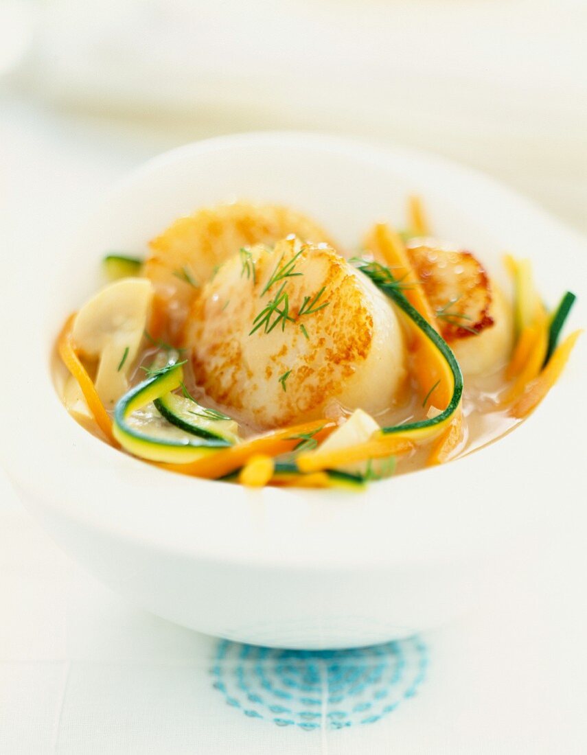 Pan-fried scallops with vegetable tagliatelles