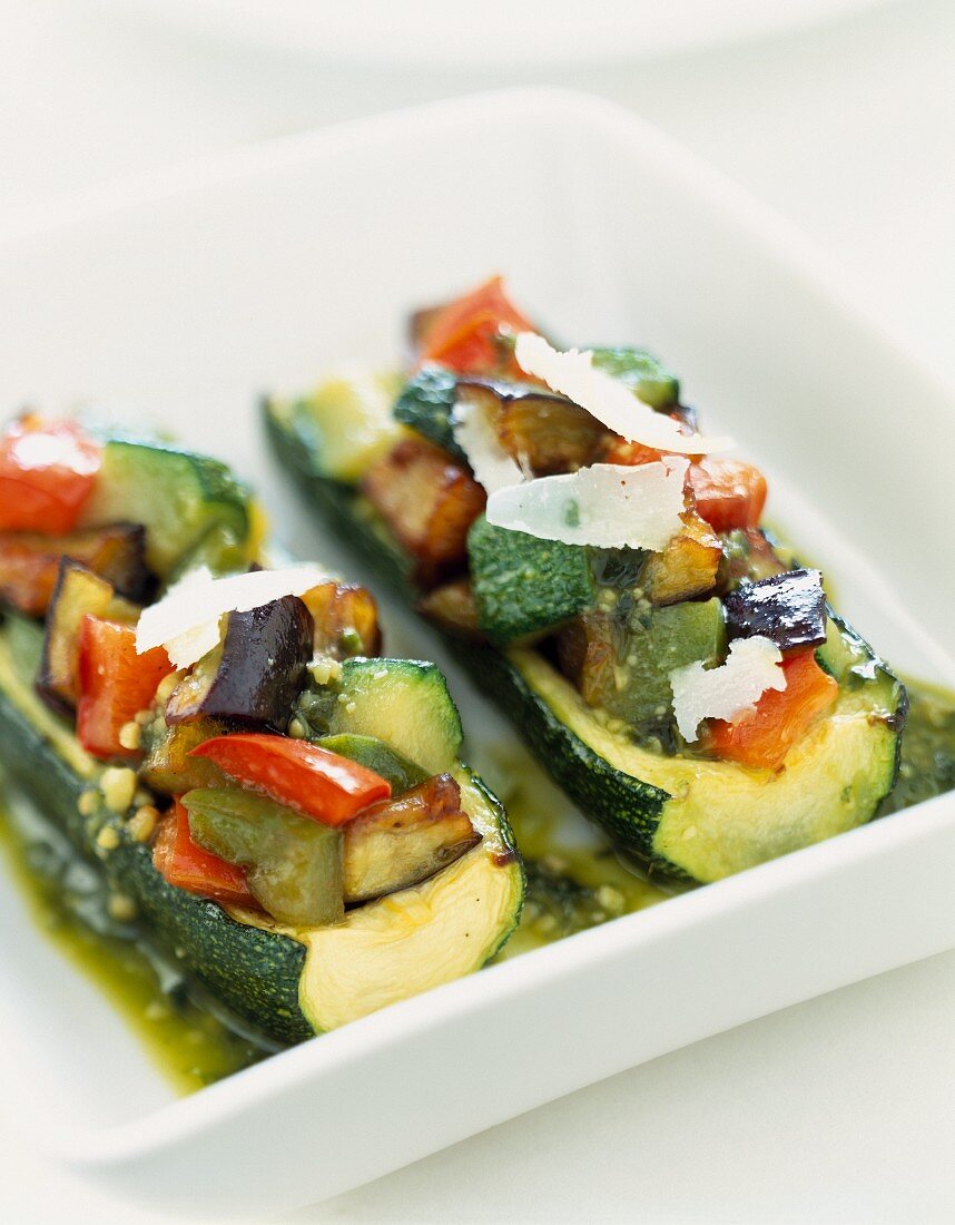 Gefüllte Zucchini mit mediterranem Gemüse und Parmesan