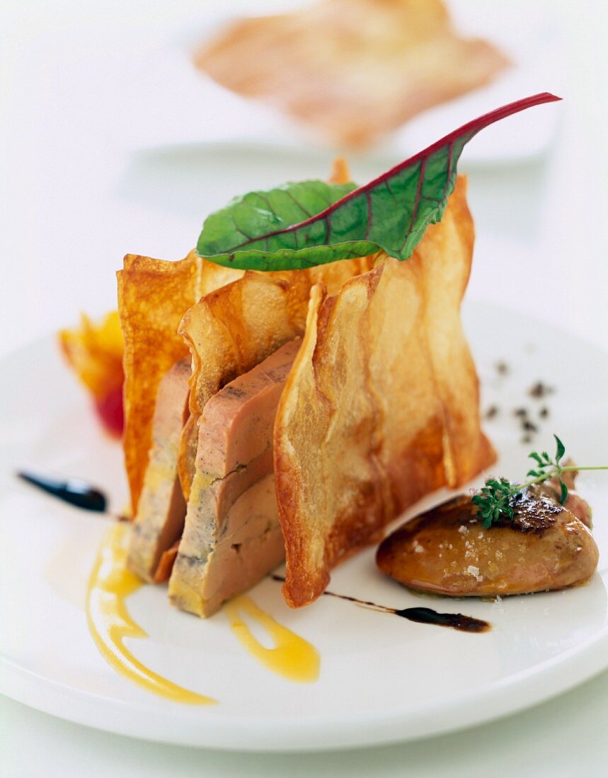 Millefeuille mit Foie Gras (Entenstopfleber) und quadratischen Kartoffelchips