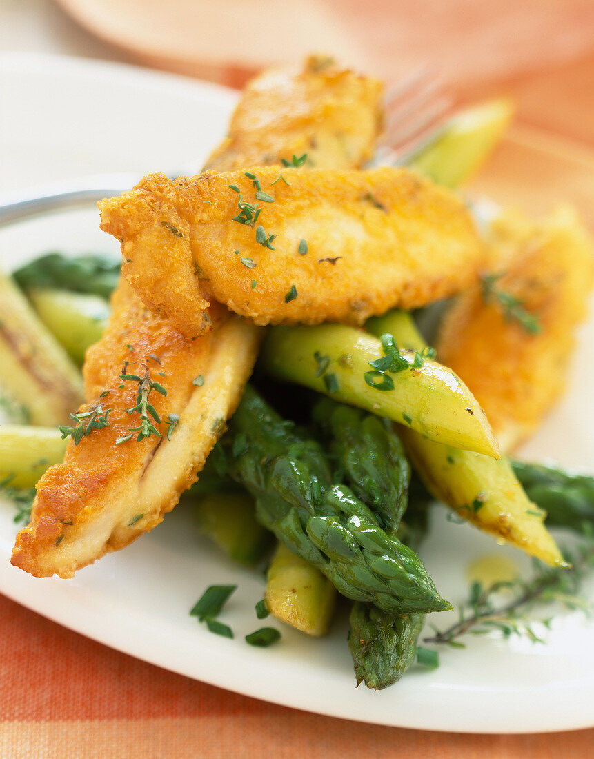 Crunchy chicken wings with asparagus