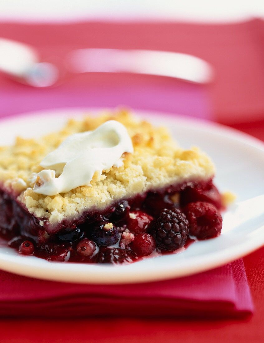 Beeren-Crumble mit Crème fraîche