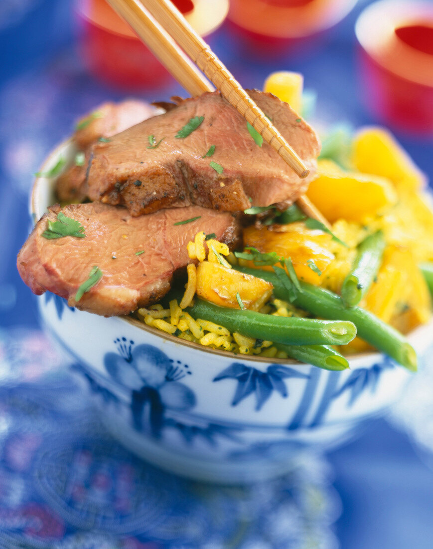 Hähnchenbrustscheiben mit Curry-Ananas und Bohnen auf Reis