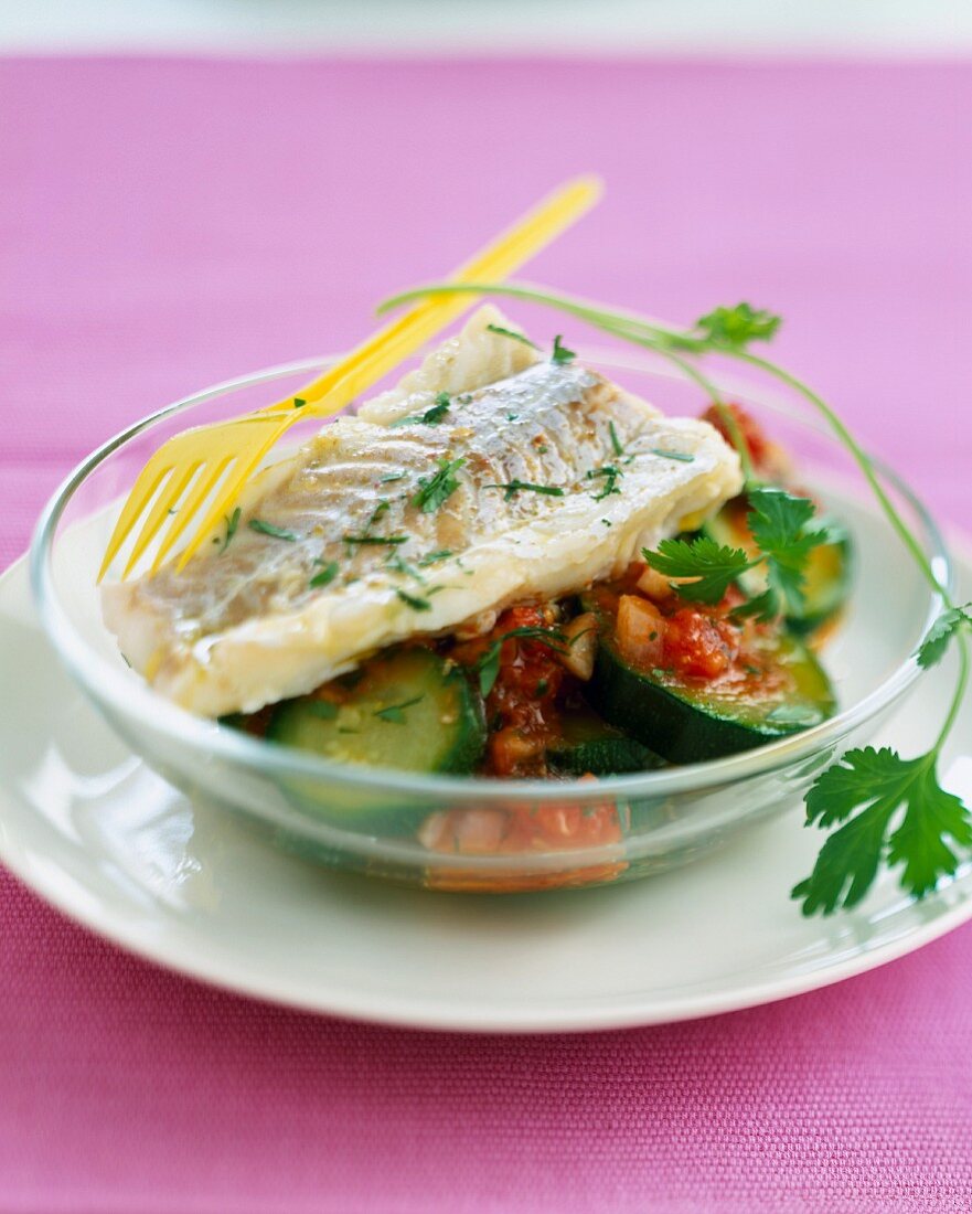 Steam-cooked cod with courgettes and tomatoes