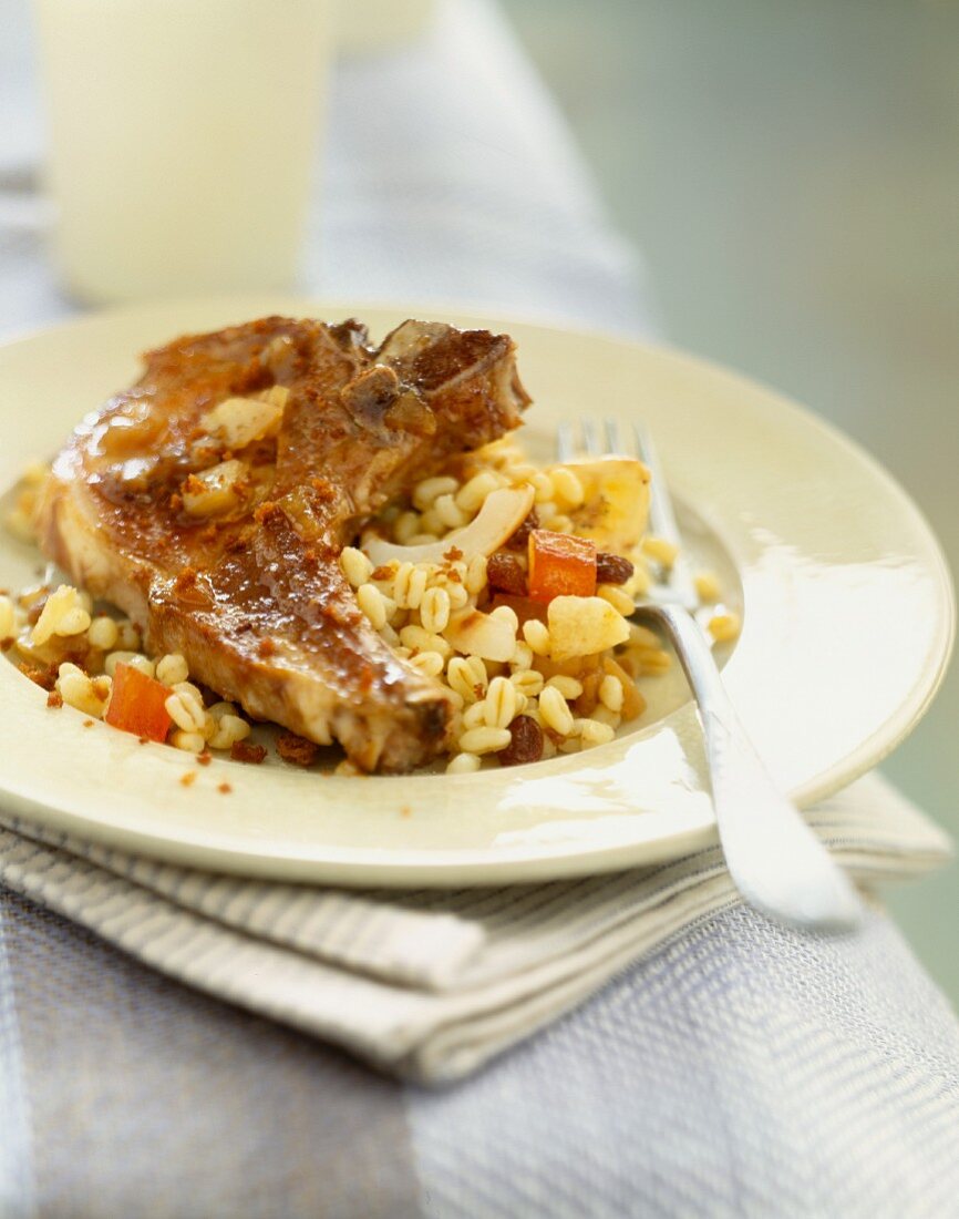 Schweinskotelett mit Honigkuchen und gekochtem Weizen