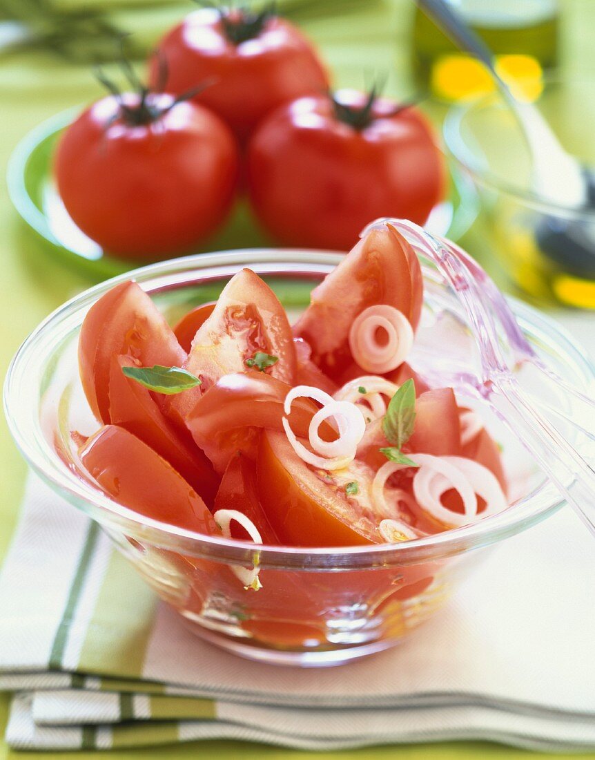 Tomatensalat mit Zwiebelringen im Glasschälchen