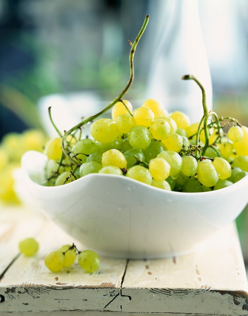 Green grapes in bowl