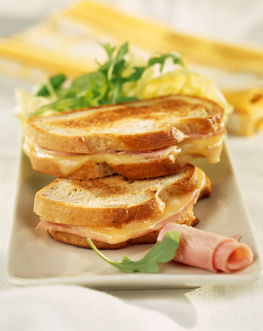 Getoastete Schinken-Käse-Sandwiches