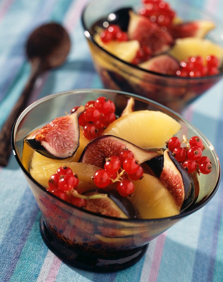 Ananas-Feigen-Salat mit roten Johannisbeeren