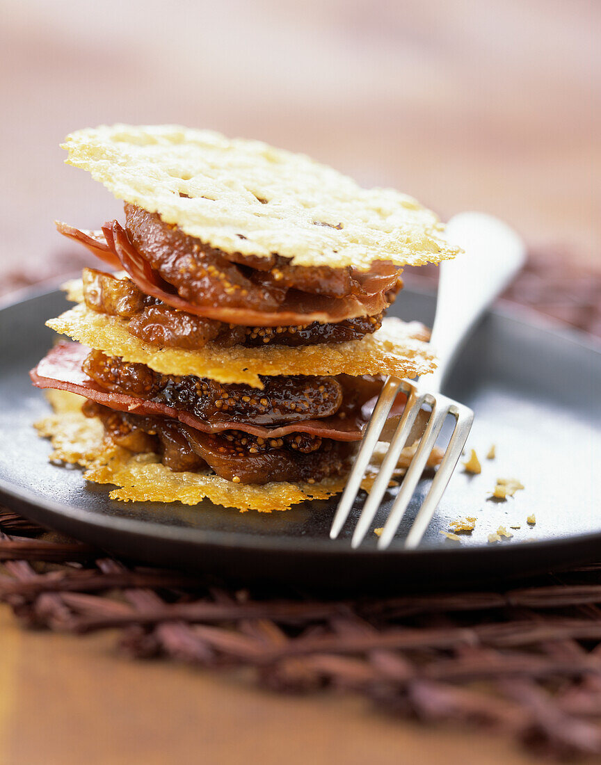 Parmesan-Mille-feuille mit Parmaschinken und Feigen