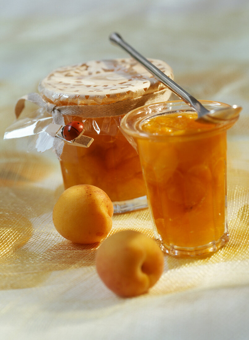 Aprikosenmarmelade in zwei Gläsern