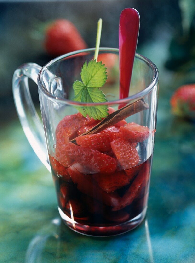Erdbeersalat mit Wein und Zimt