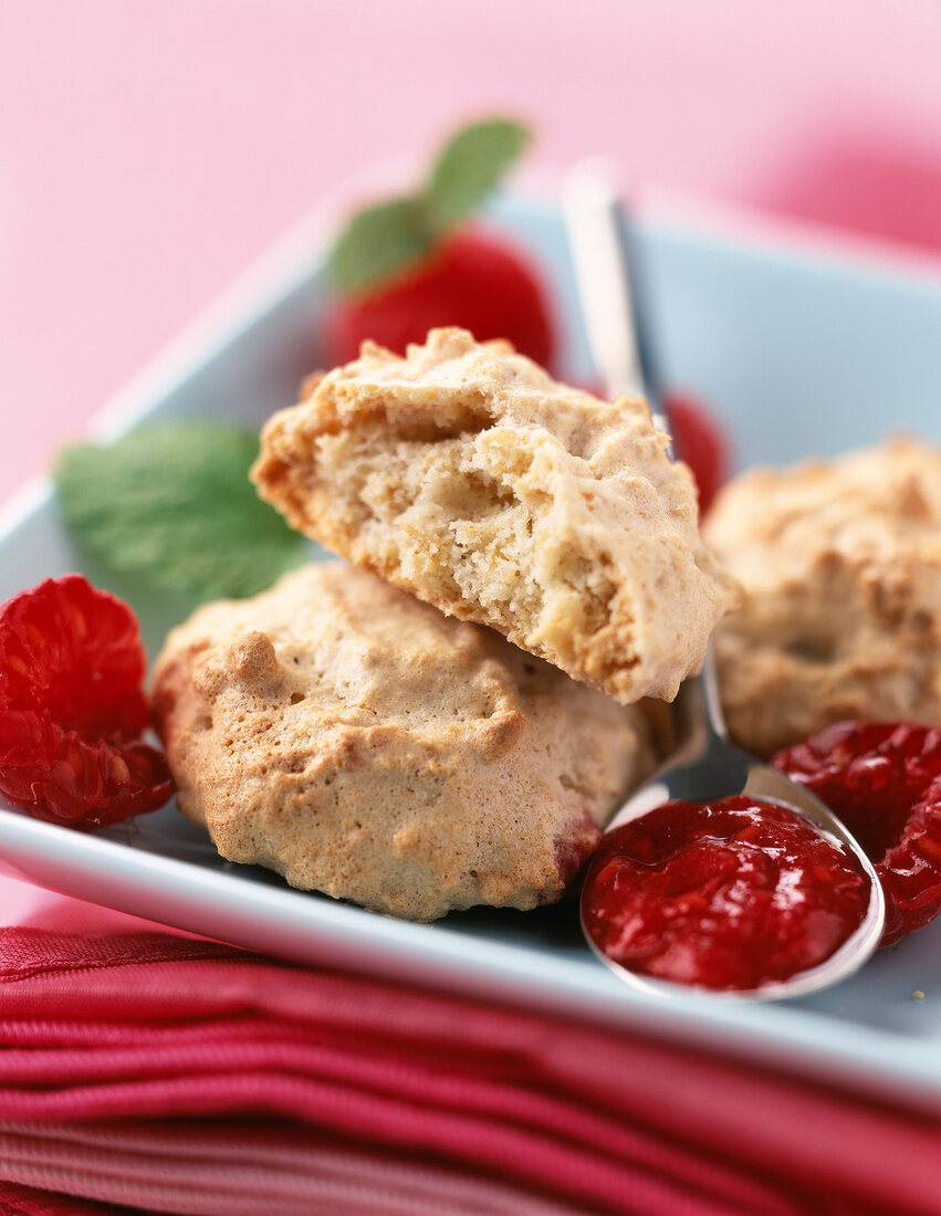 Haferflocken-Macarons mit Erdbeercoulis