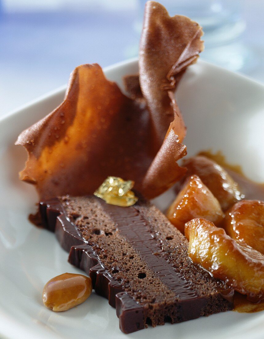 Bitter chocolate slice with caramelized bananas