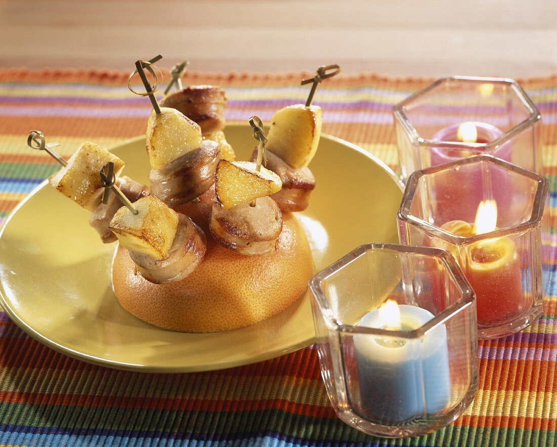 White sausage and apple brochettes