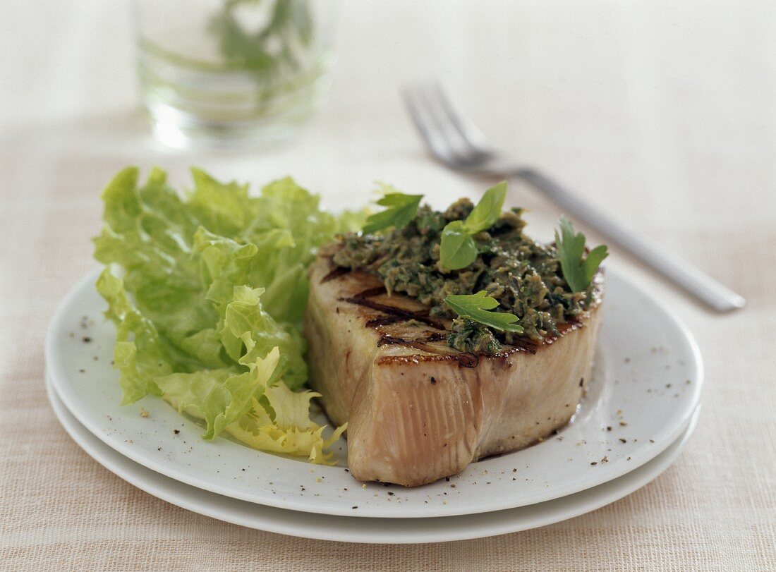 Gegrillter Thunfisch mit Kräutern