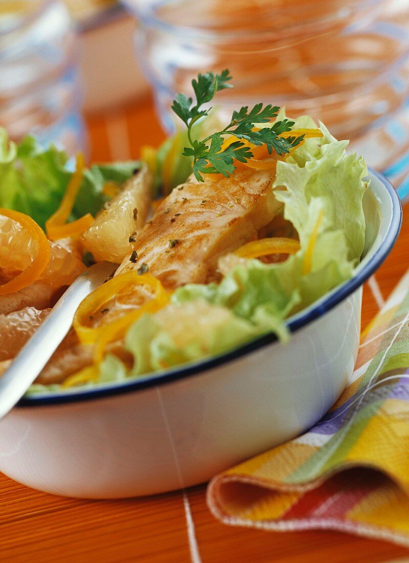 Salat mit Lachs und Zitrusfrüchten
