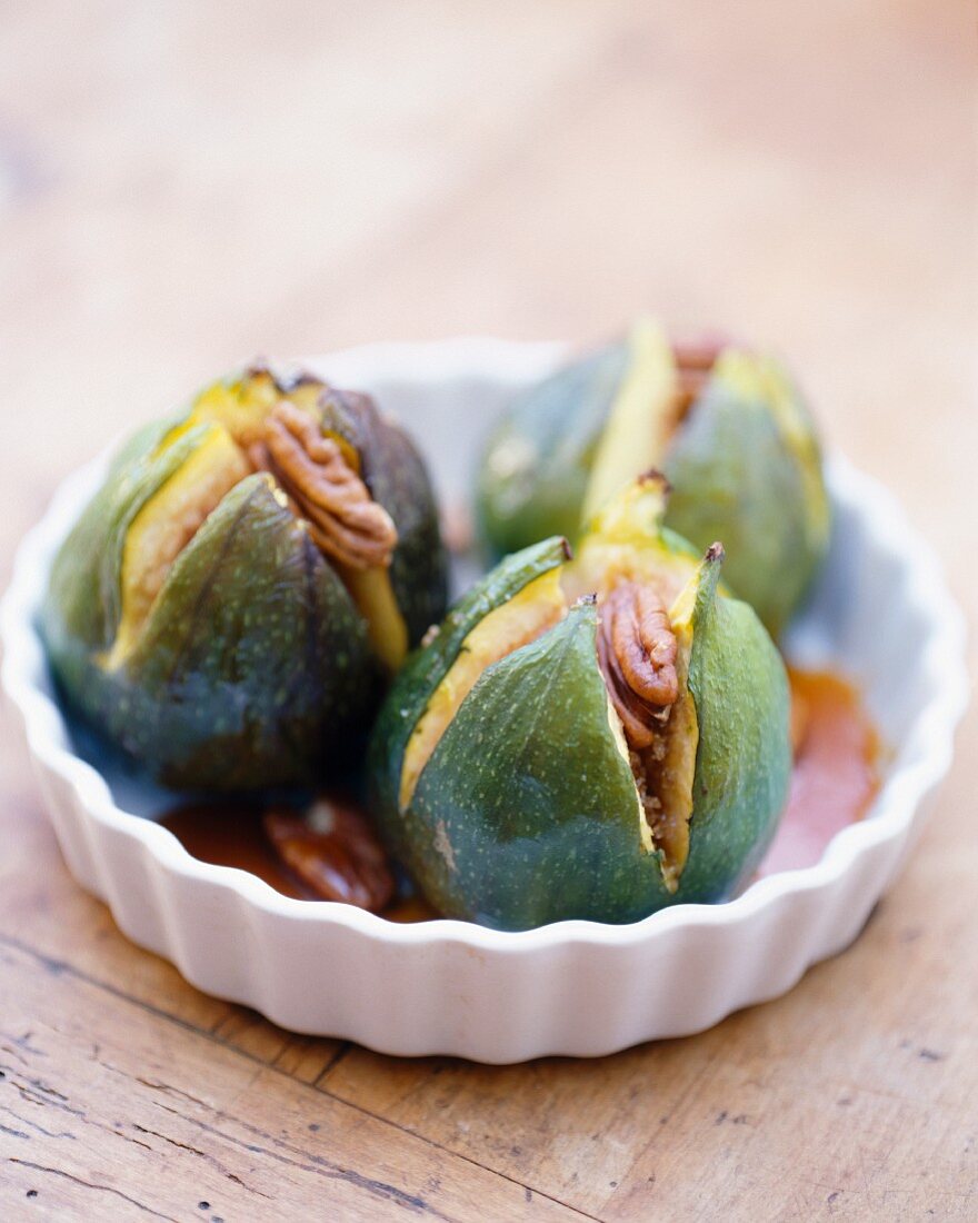 Roast figs with caramel and pecan nuts