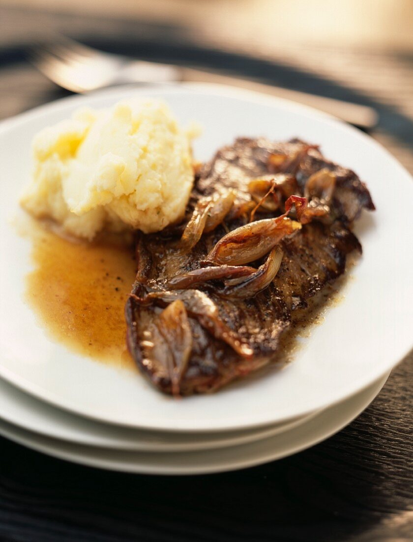 Flank of beef with shallots and homemade mashed potatoes