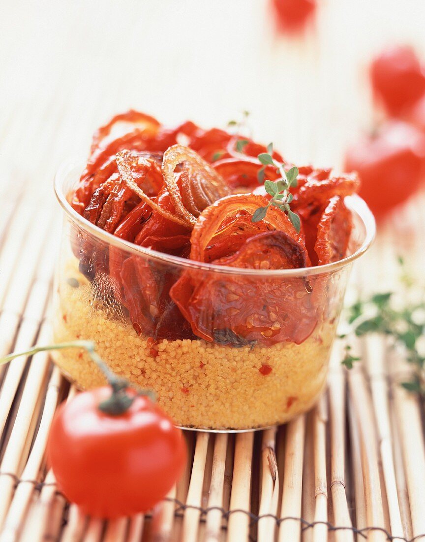 Getrocknete Tomaten auf Weizengriess, im Glas serviert
