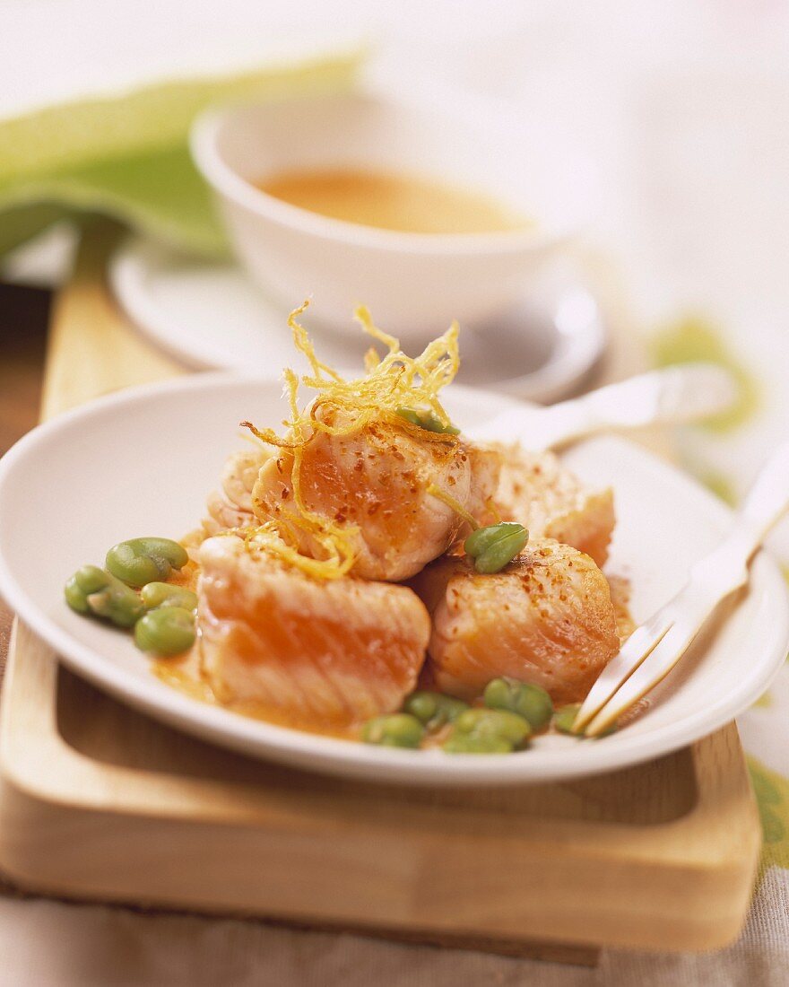 Half-cooked salmon with broad beans