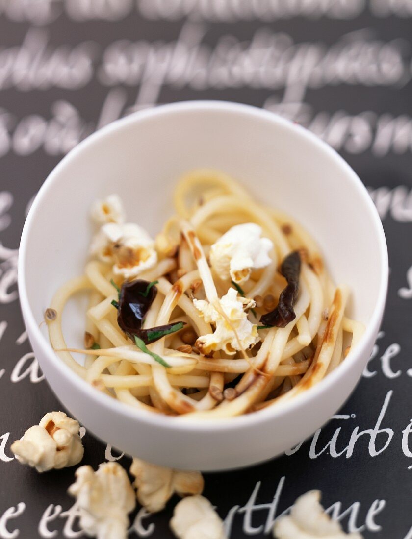 Spaghettis with beansprouts and popcorn