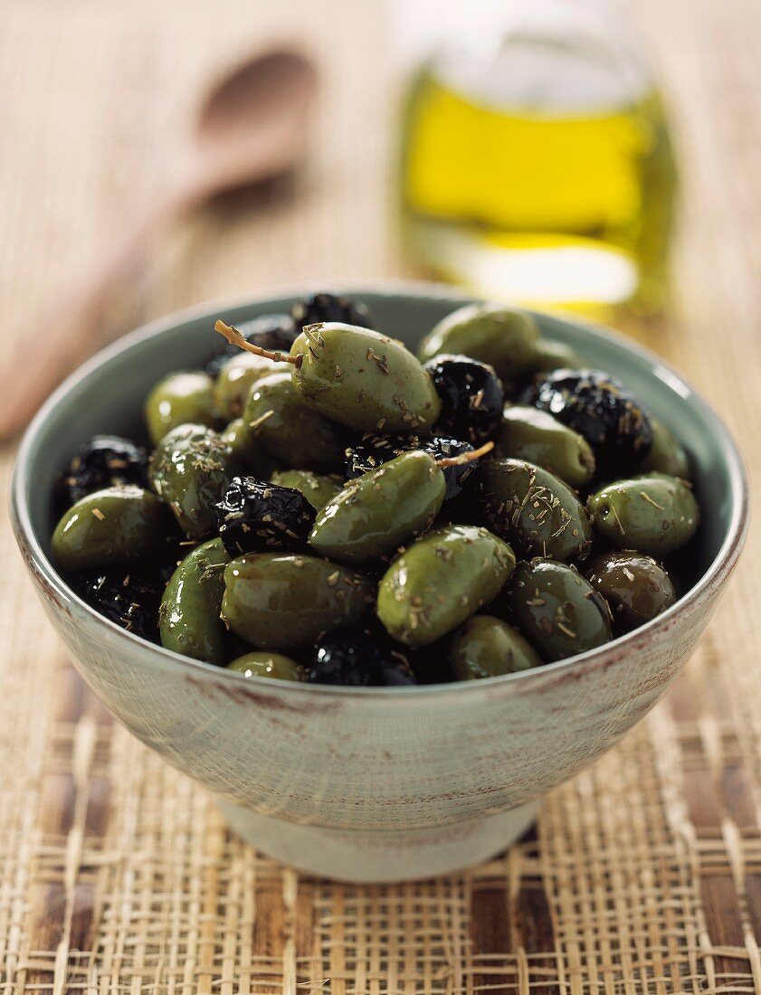 Grüne und schwarze eingelegte Oliven in einer Schale