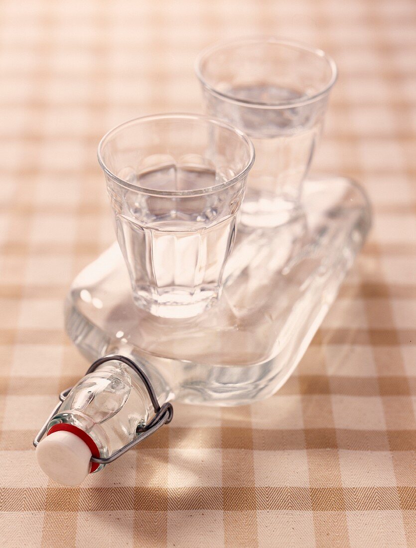 Wasserflasche und Wassergläser