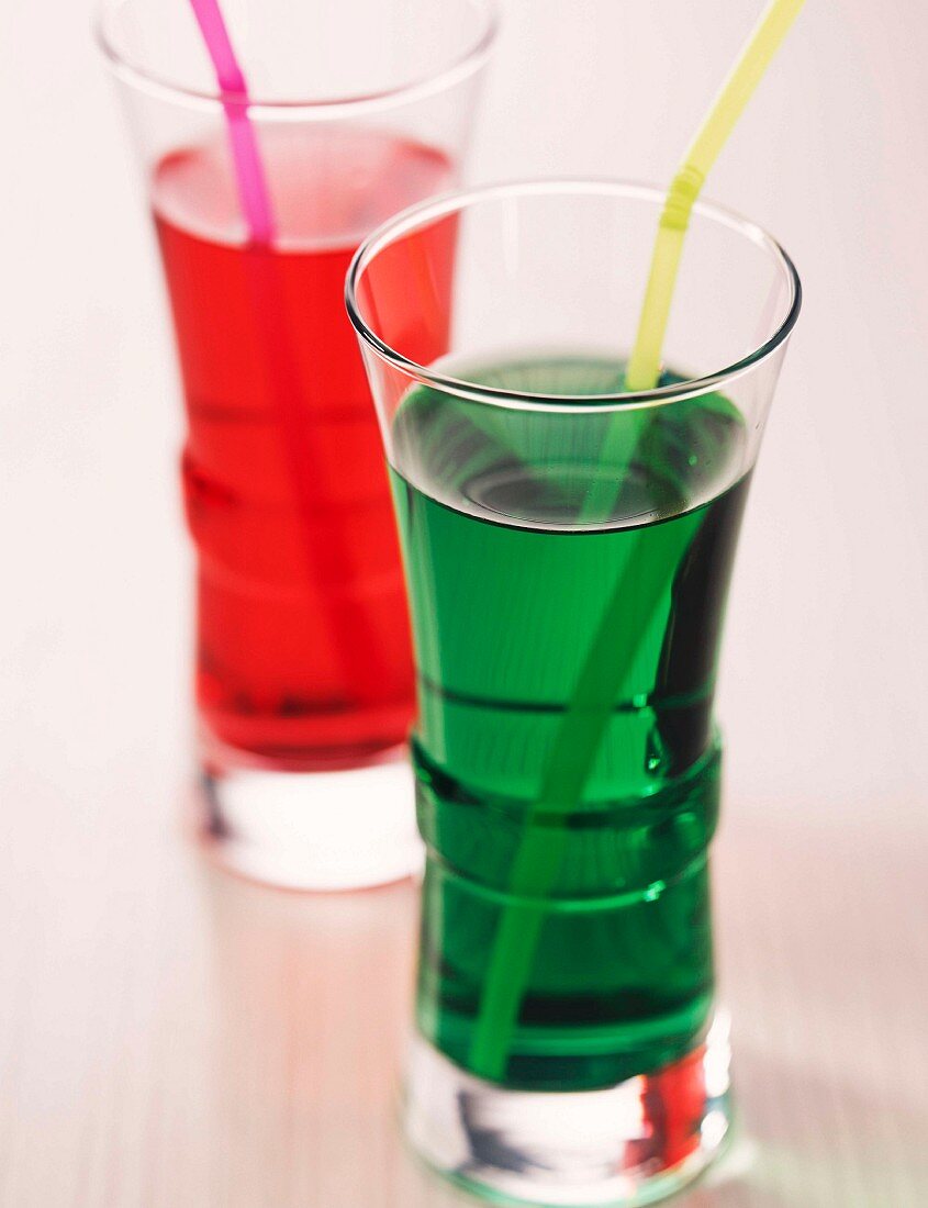 Drinks mit grünem und rotem Sirup