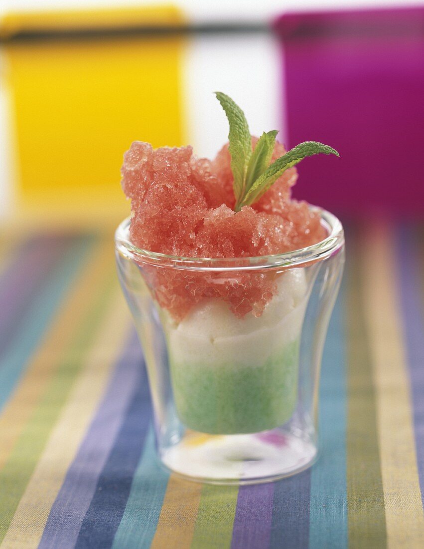 Wassermelonen-Granita mit Minze und Kokosnuss