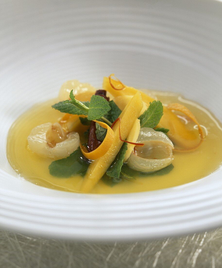 Süsse Suppe mit Mango, Litschi und Rosenaromen